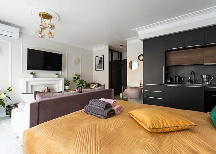 Golden Apartment, So Close To Rynek! Free Parking Included.